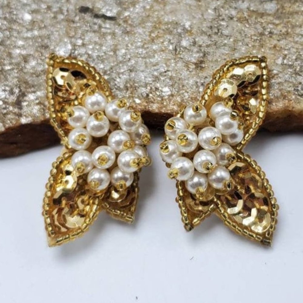 Avon 1991 Sequin Sparkle Earrings Clip-On Christmas Gold Tone Faux Pearl Vintage